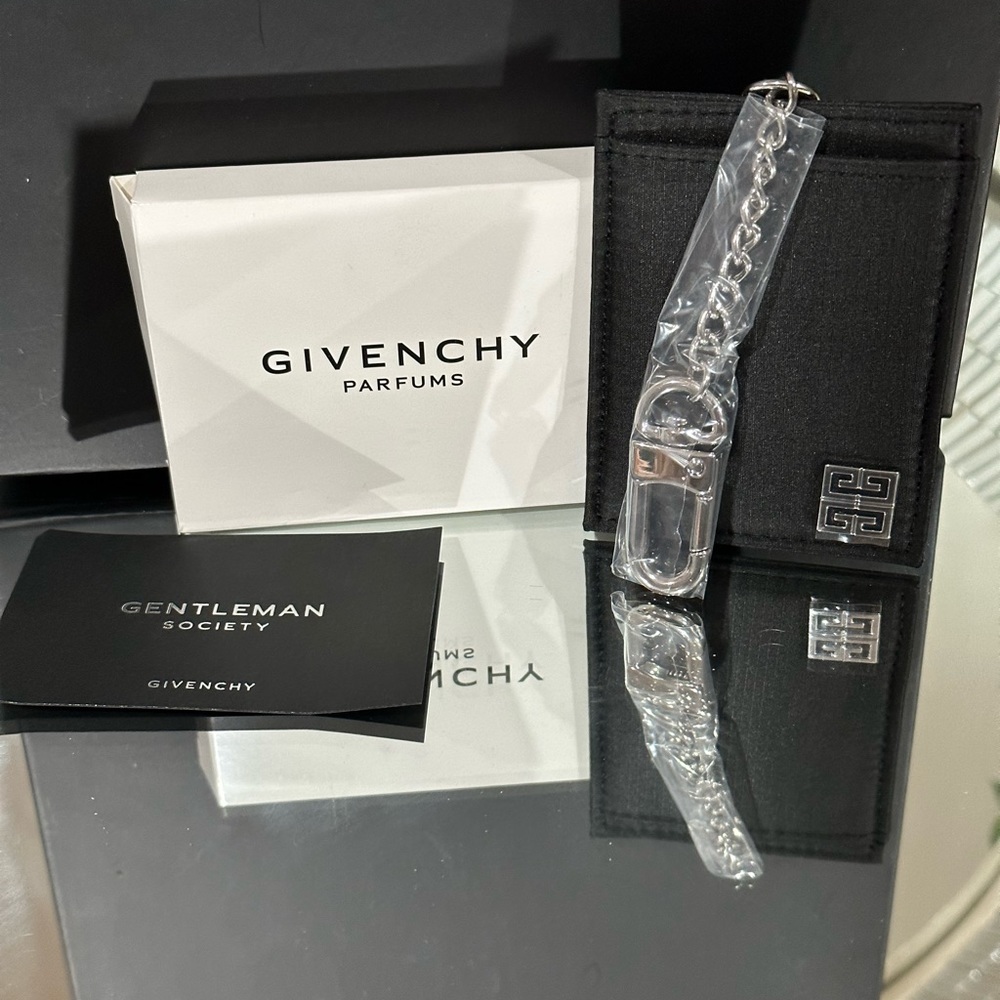 Givenchy - Picture 2 of 7